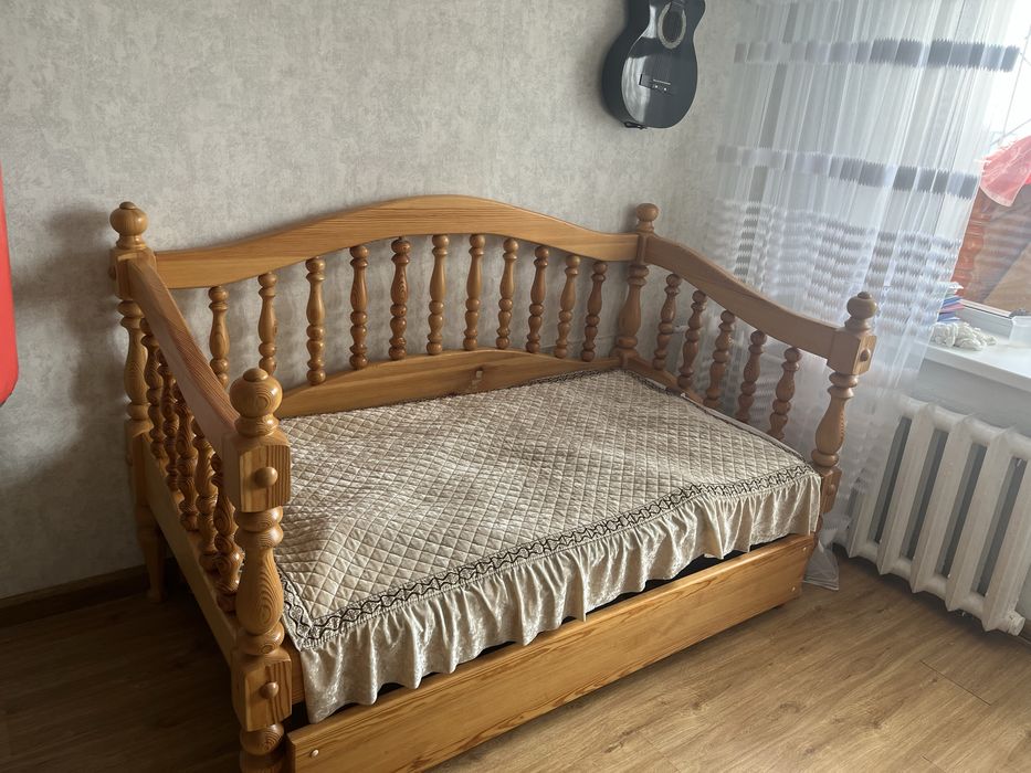 Детская кровать с выдвижным ящиком ручнрй работы