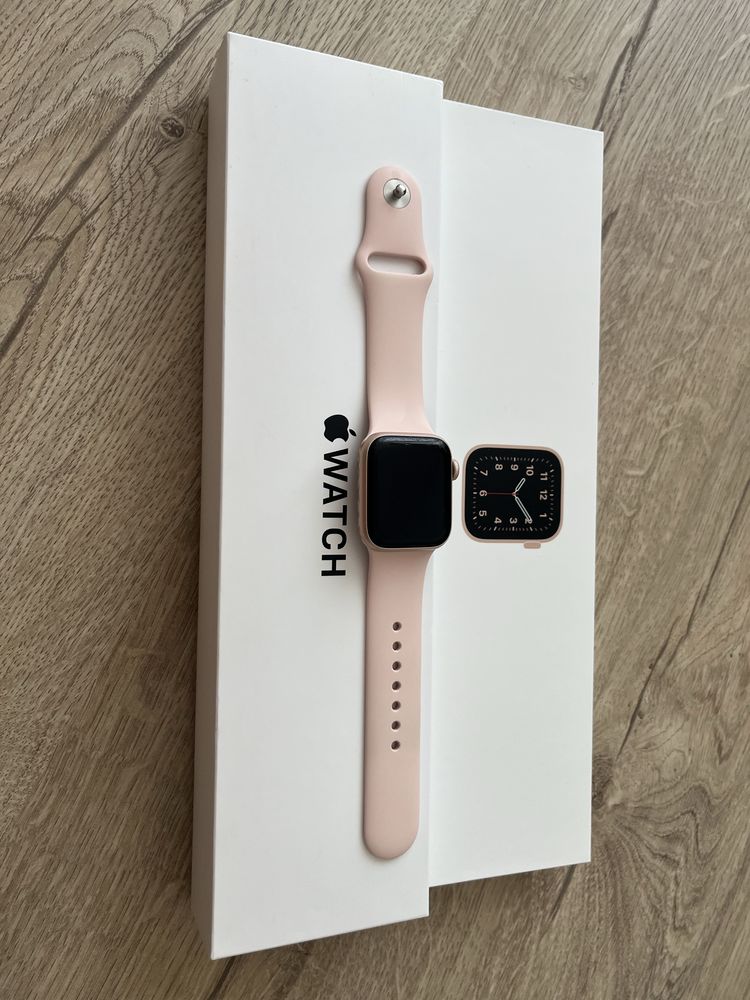 Apple Watch SE 40mm, Gold Aluminium Case