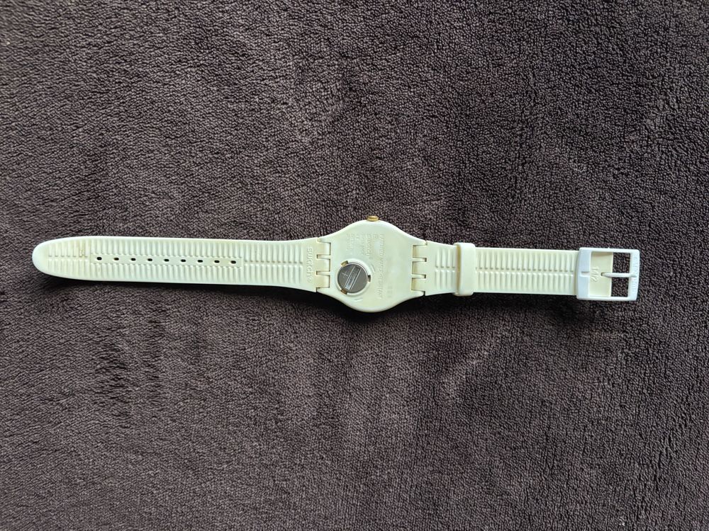 Часовник Swatch бял