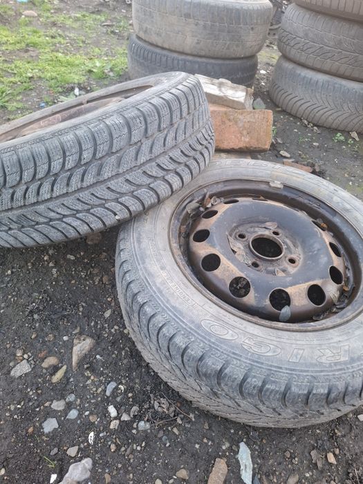 Vand 2 roti ford fiesta R 14 au și anvelope 185 65  14 debita iarna