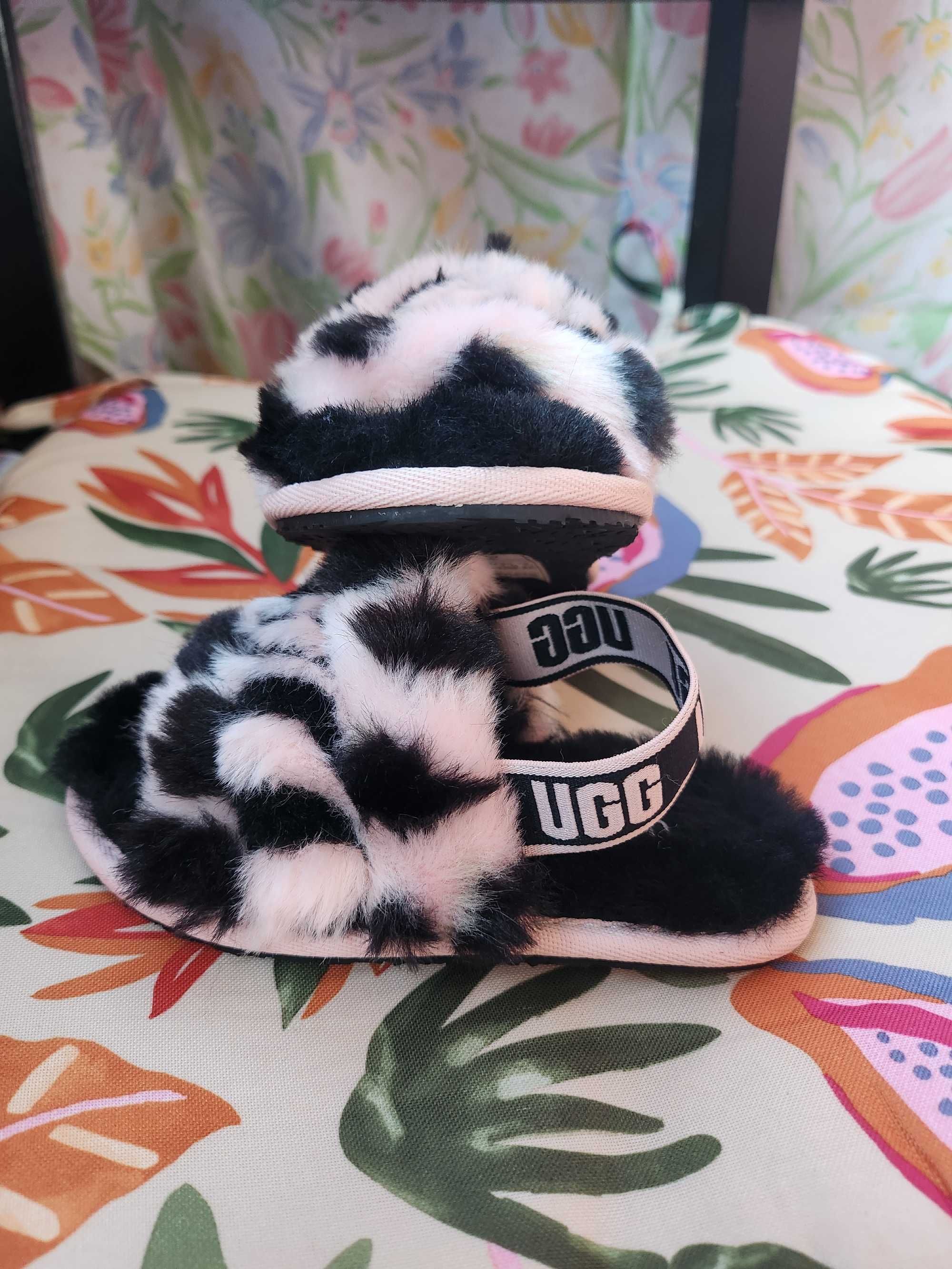 Детски сандали на марката UGG
