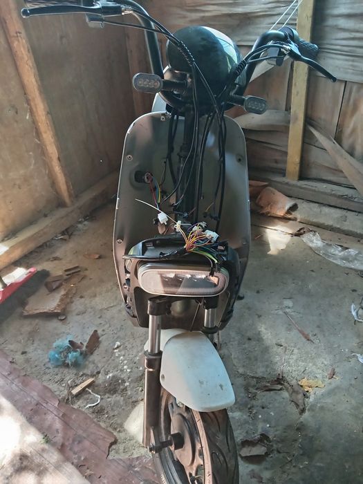 Vând moped electric cu pedale defect