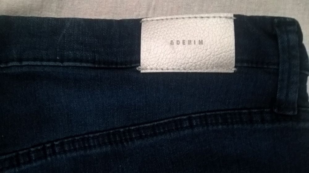 Ново еластично тъмно синьо дънки ''H&M''.