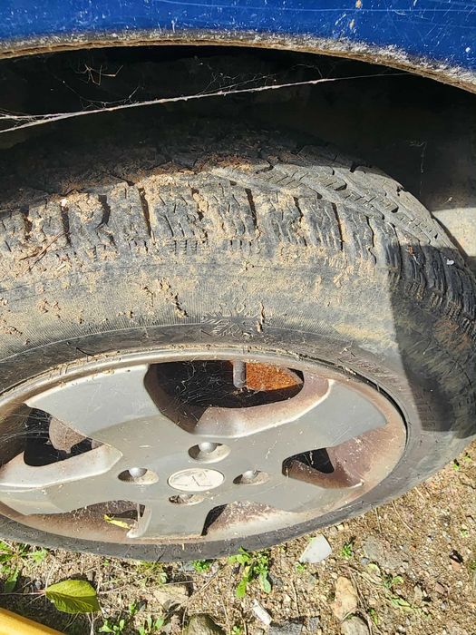 Продавам кола за части без номера