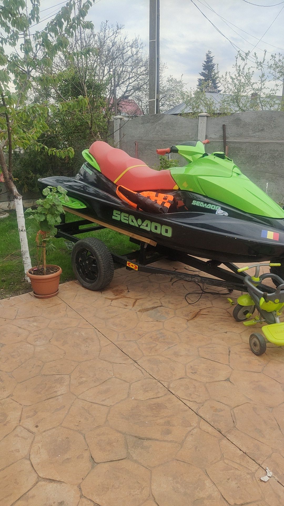 Vând sau schimb cu auto 4*4  
Ski jet cu toate actele..periodic neînm