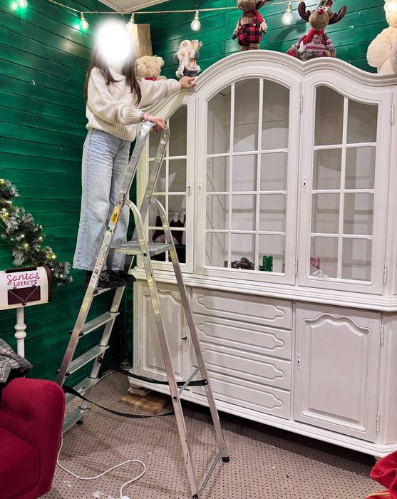 Dulap masiv alb decorativ sau pentru sedinte foto Craciun