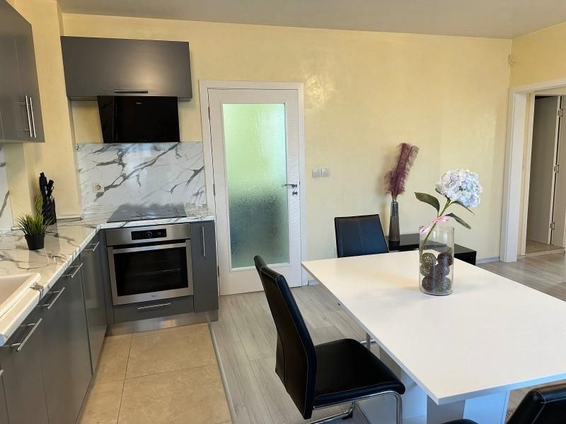 Дава се под наем Тристаен апартамент в София, Витоша - 75 кв.м за 649 € - Снимка #1