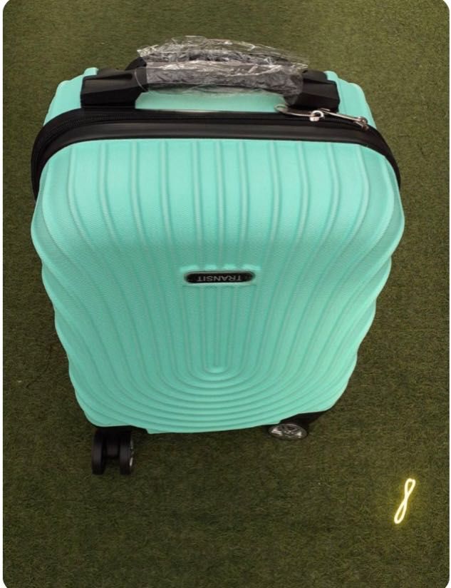 Стилен куфар с колелца за ръчен багаж с твърдо покритие 40/30/20см