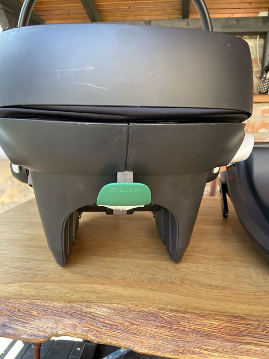 Scoica cybex Aton B2 i size cu baza volcano black inclusa