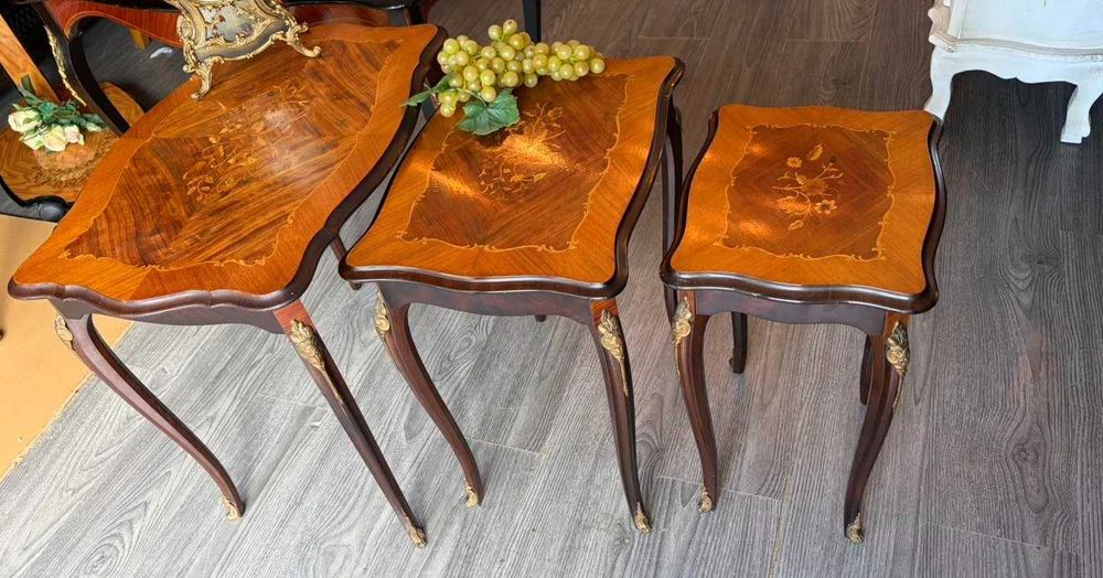 Set de 3 măsuțe din lemn cu intarsie și ornamente din bronz.
