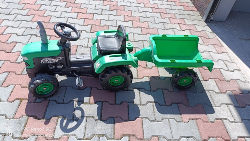 Tractor cu pedale și remorcă
