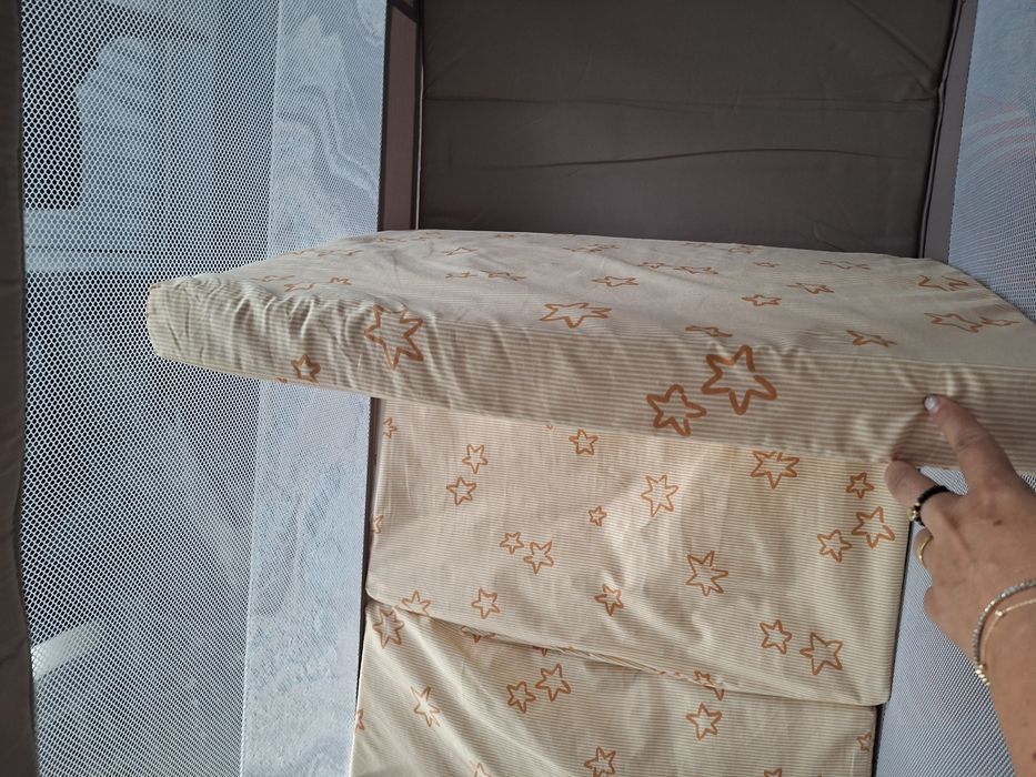 Pătuț tip țarc pliabil