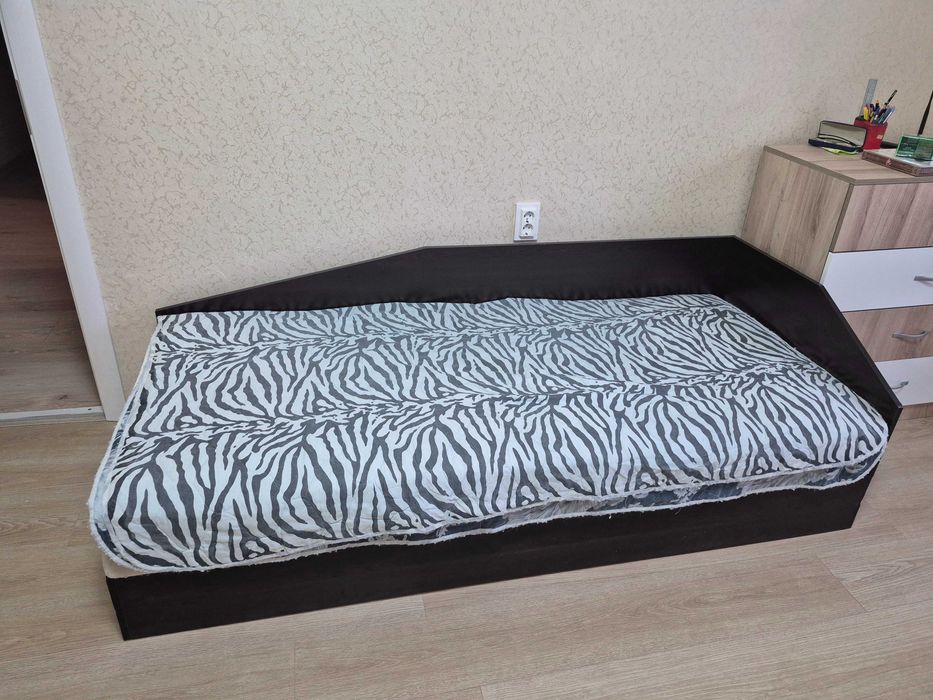 Единично легло с матрак и повдигащ механизъм