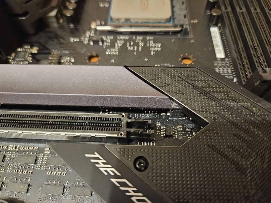 Продавам дъно Asus ROG X570-F и процесор Ryzen 9 3900X