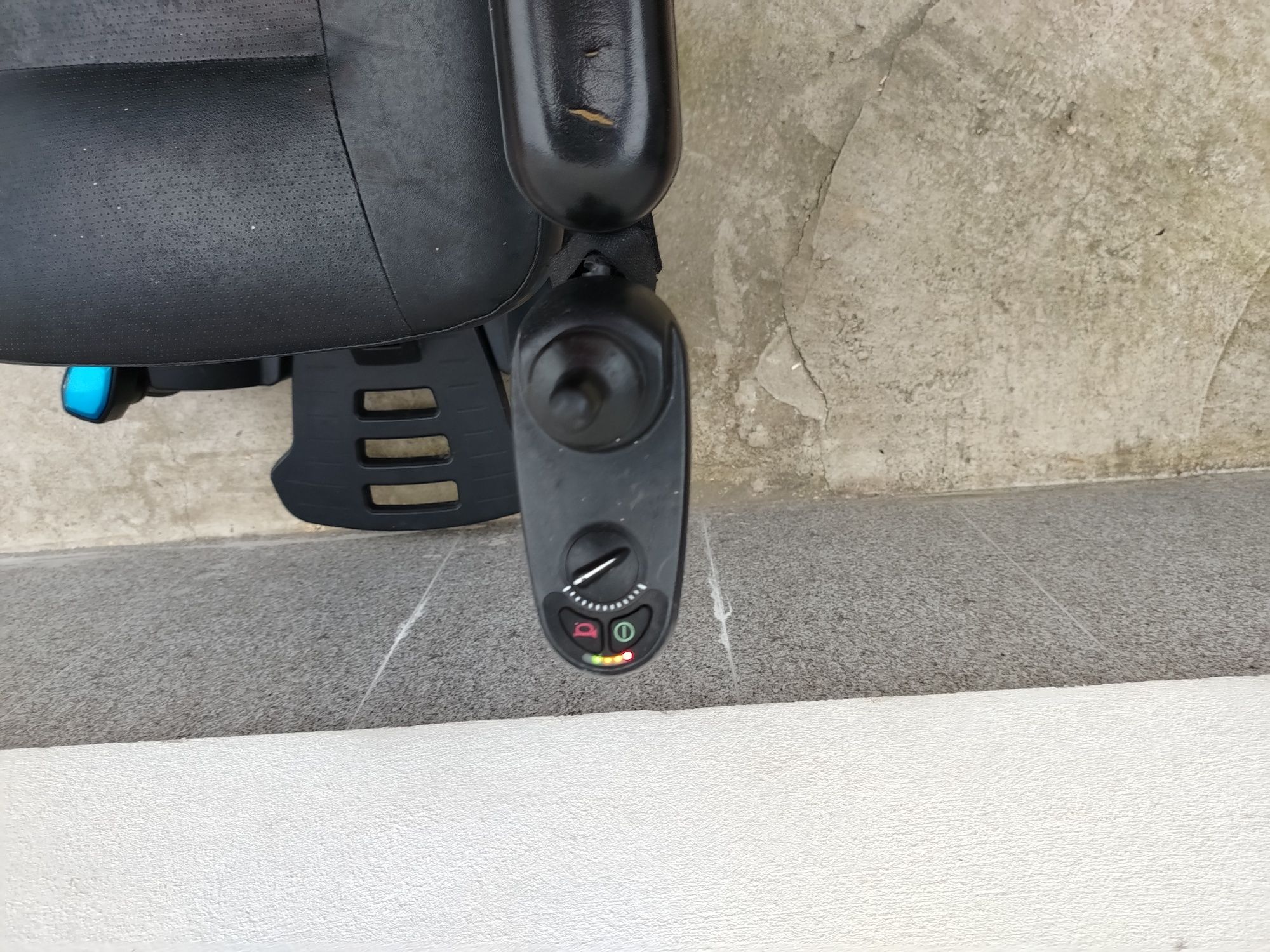 Cărucior scaun electric pentru persoane cu dizabilități