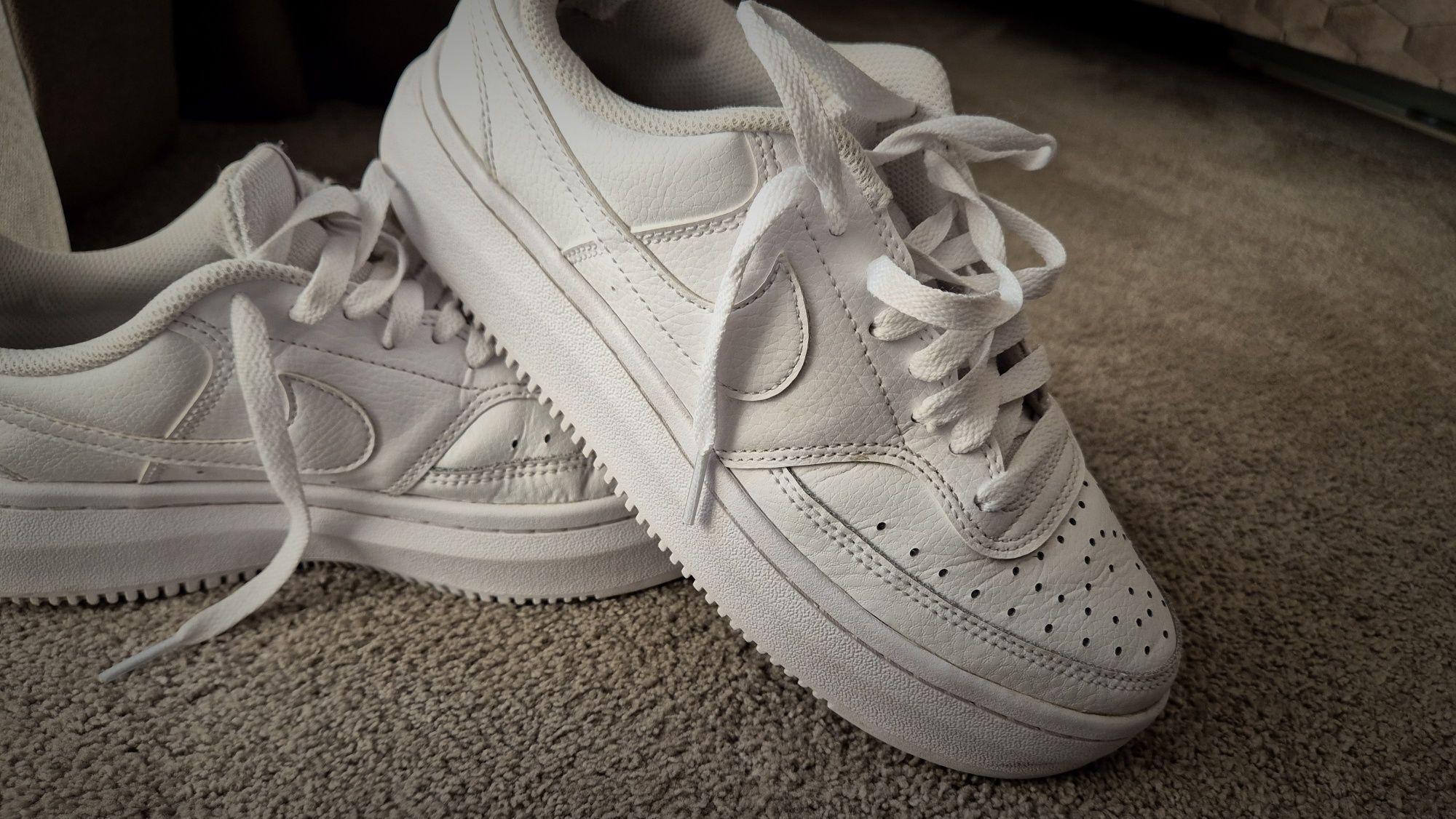 Бели кецове Nike