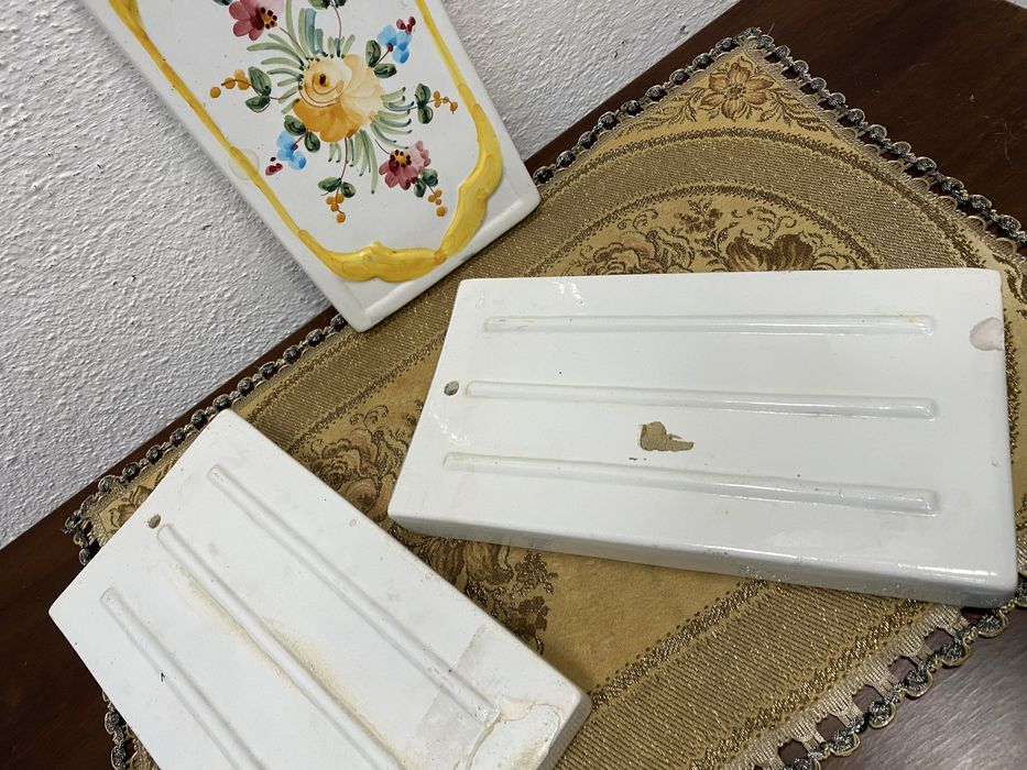 Стенни порцеланови вази с орнаменти