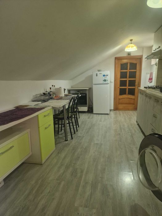 Închiriez garsoniera!