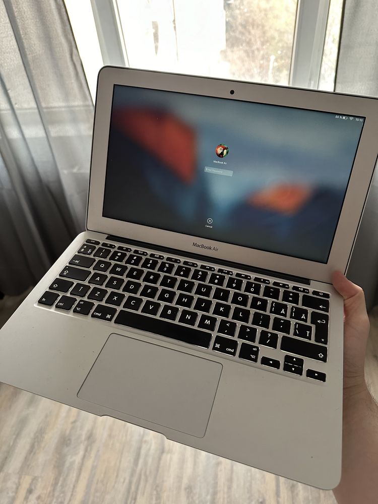 Macbook Air 11 inch 2012 i5 1.7 GHZ 4 GB RAM 64 SSD QWERTY