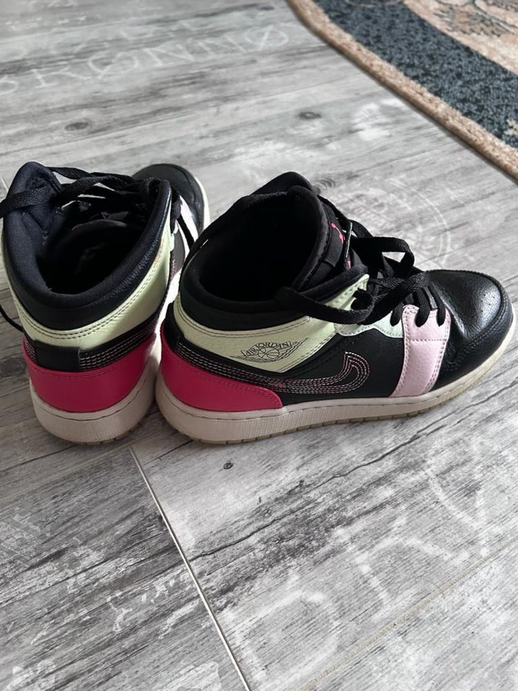 Adidași Nike Air Jordan 1 Mid SE cu talpa fosforescentă