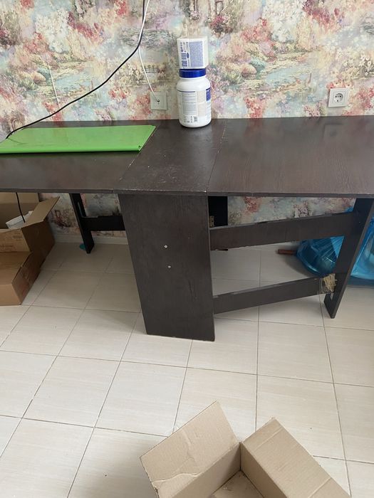 Отдам стол книжку,ковер для кухни