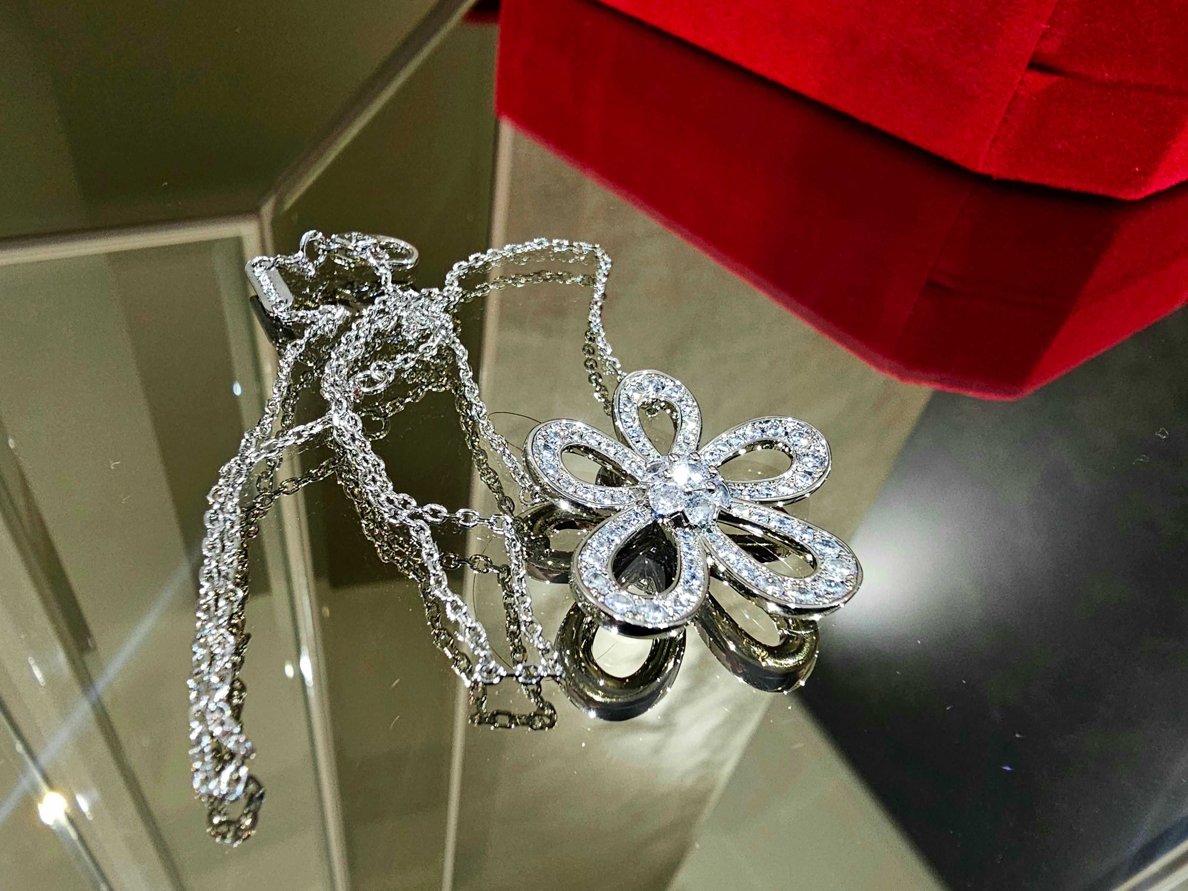 Van Cleef & Arpels VCA Silver Flowerlace Diamond Clover Дамско Колие
