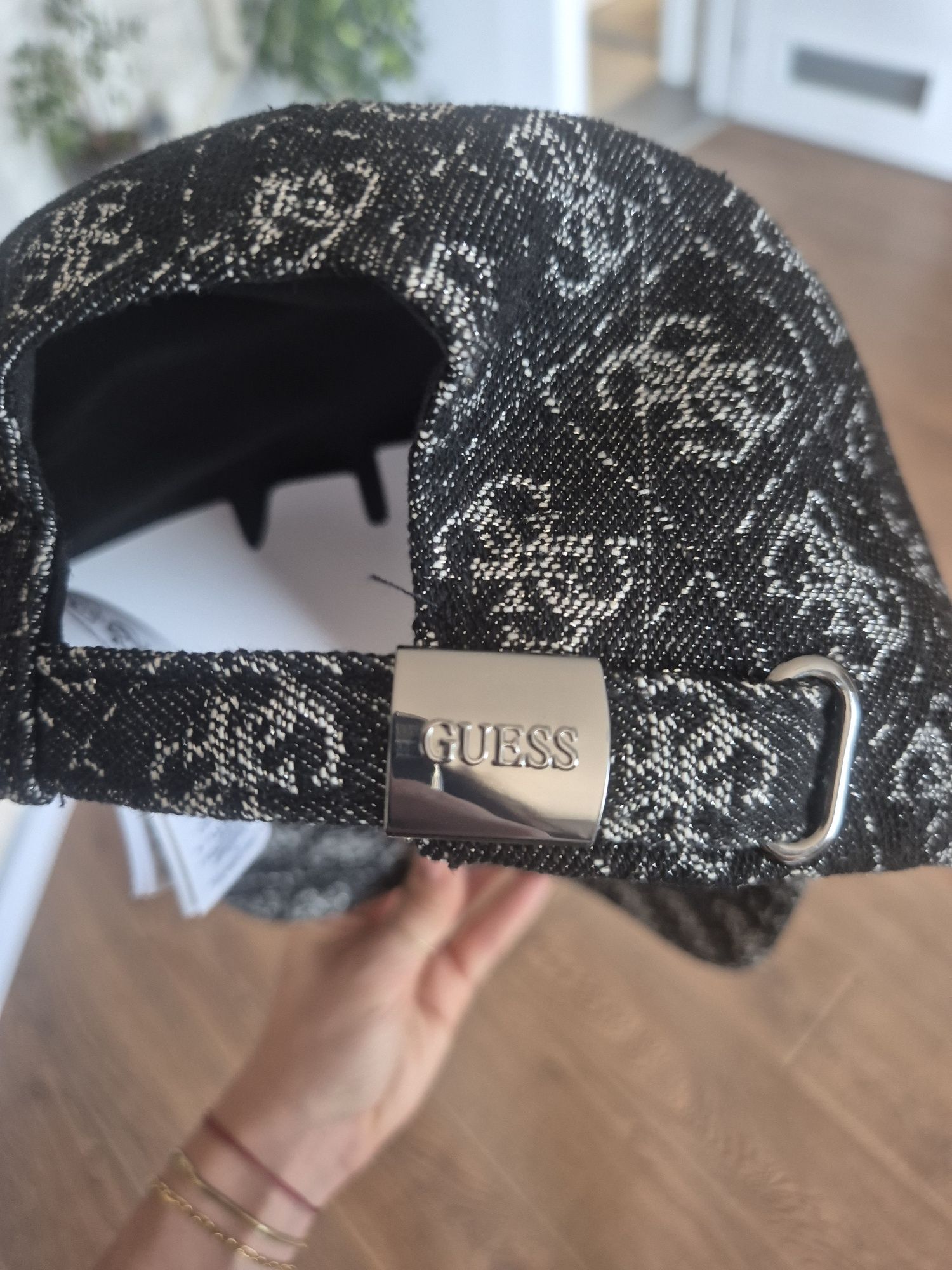 Шапка Guess с лого