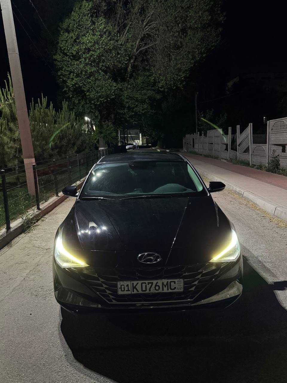 Продам Hyundai Elantra черного цвета 2021 г.