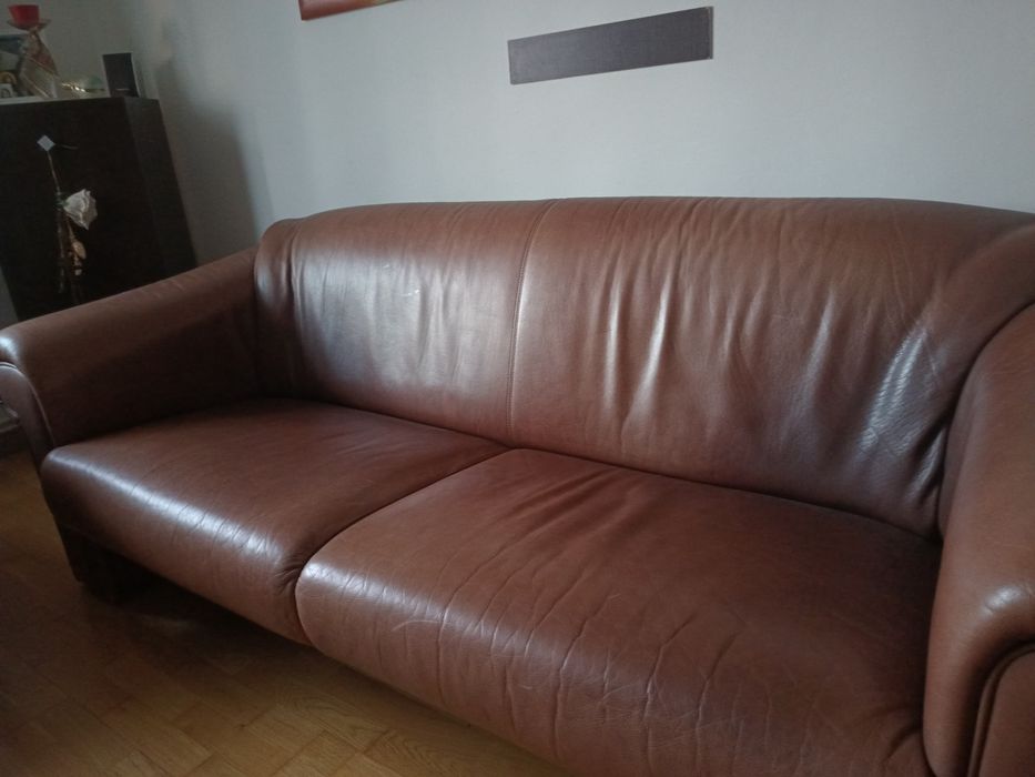 Vând canapea și două fotolii din piele neextensibile