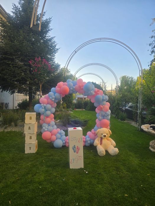 Gender reveal decor