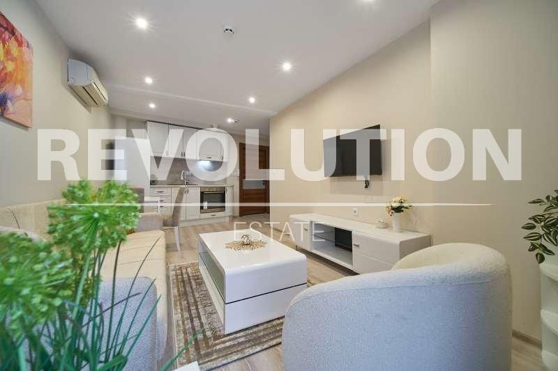 Дава се под наем Двустаен апартамент в Варна, Център - 55 кв.м за 560 € - Снимка #1