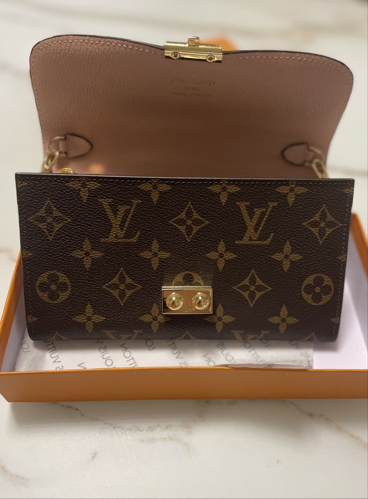 Vand portofel Louis Vuitton piele maro, interior roz, lant atasat