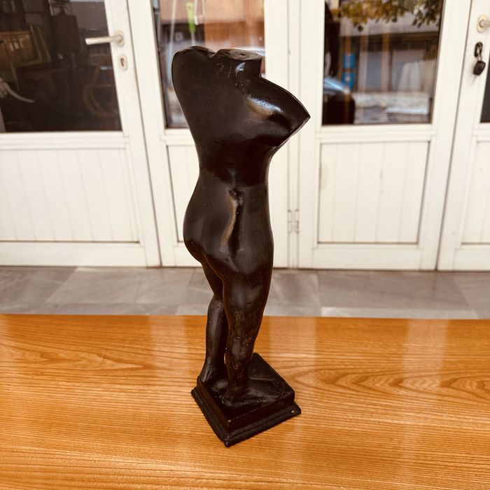 Бронзова скулптура “Женски торс” – изискан артистичен акцент