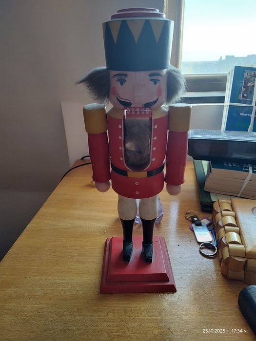 ЛЕШНИКОТРОШАЧА дървена фигурка