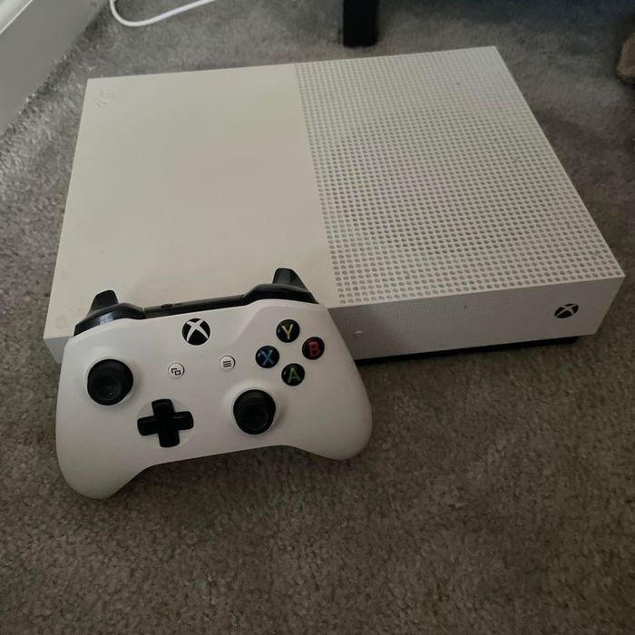 Xbox One S 1 tb - 19 jocuri si controller