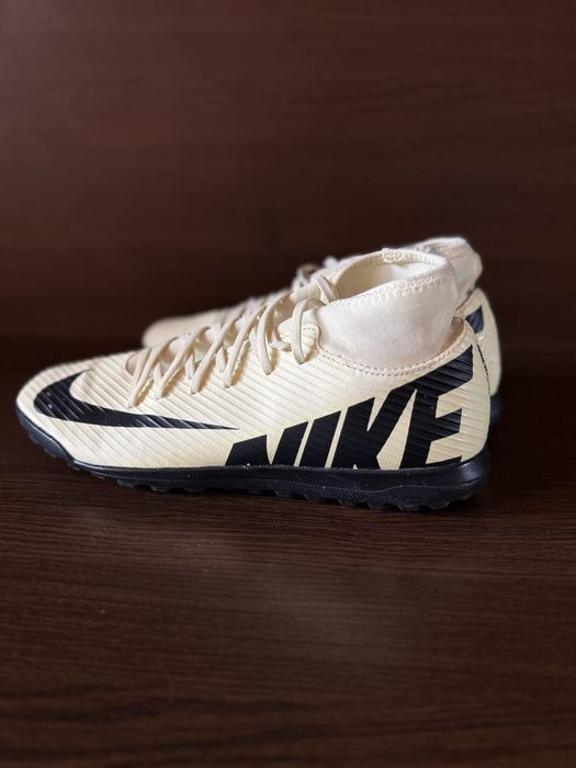 Стоножки  футболни обивки Nike Mercuria