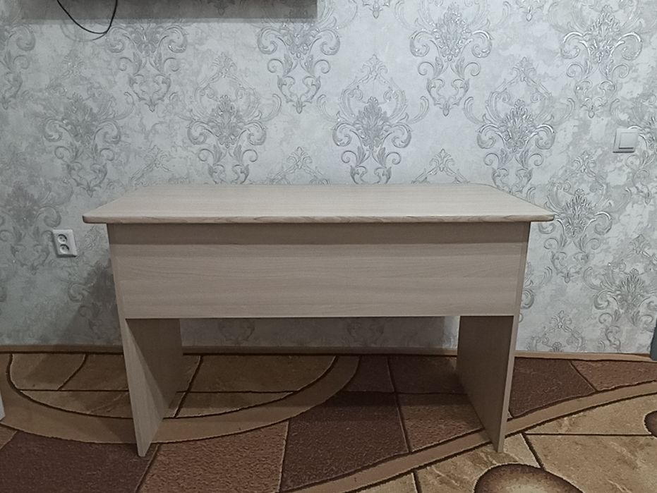 Продам Швейную машинку оверлок Стол и стулья!