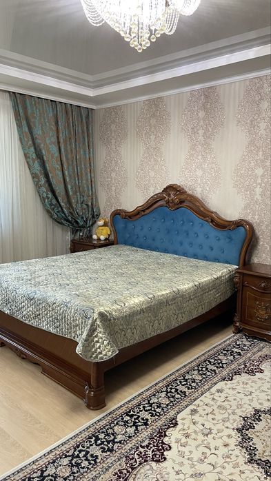 Спальная кровать с двумя тумбами