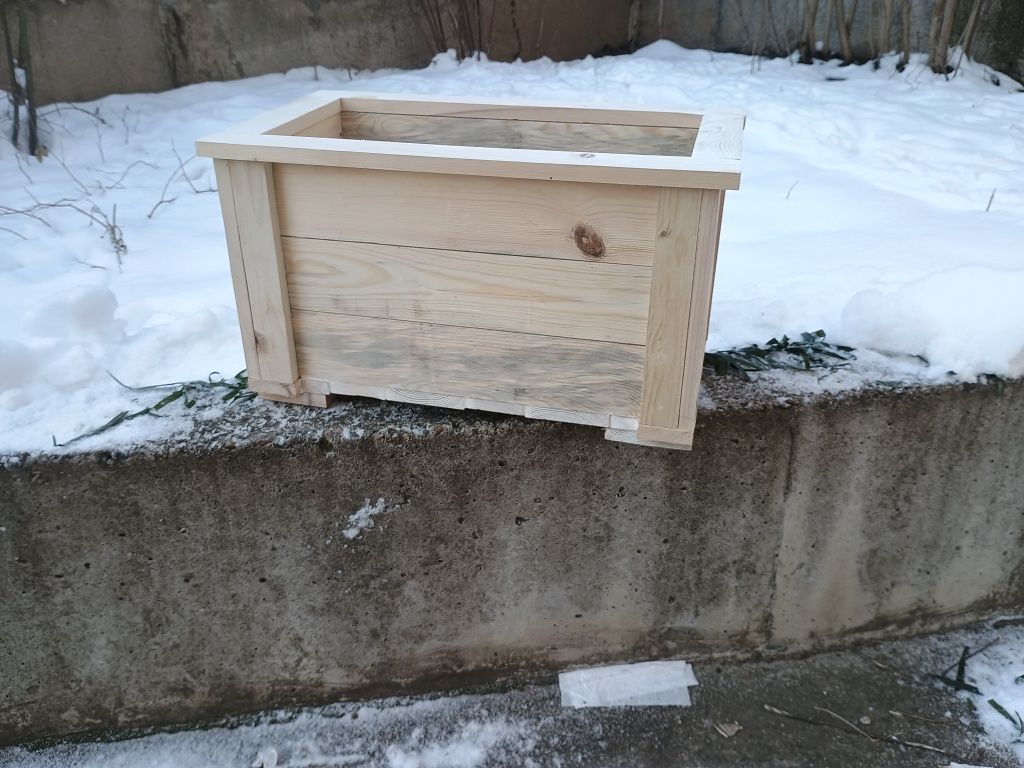 Продавам дървени кашпи