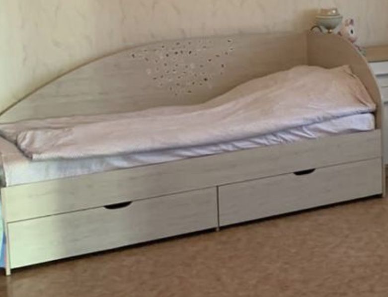 Продам кровать размер 2м*90  цвет ясень  шимо снизу два больших ящика