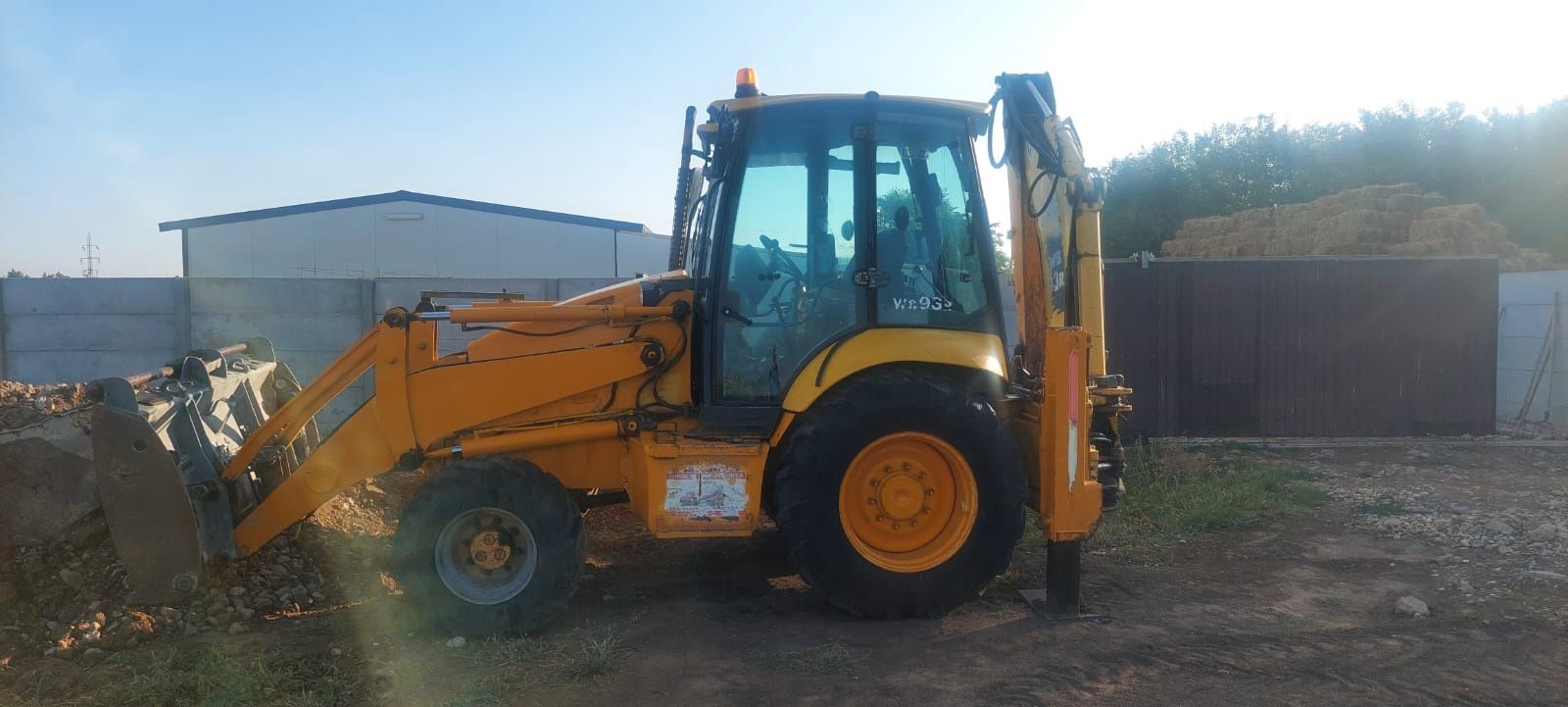 Vând buldoexcavator Komatsu R5