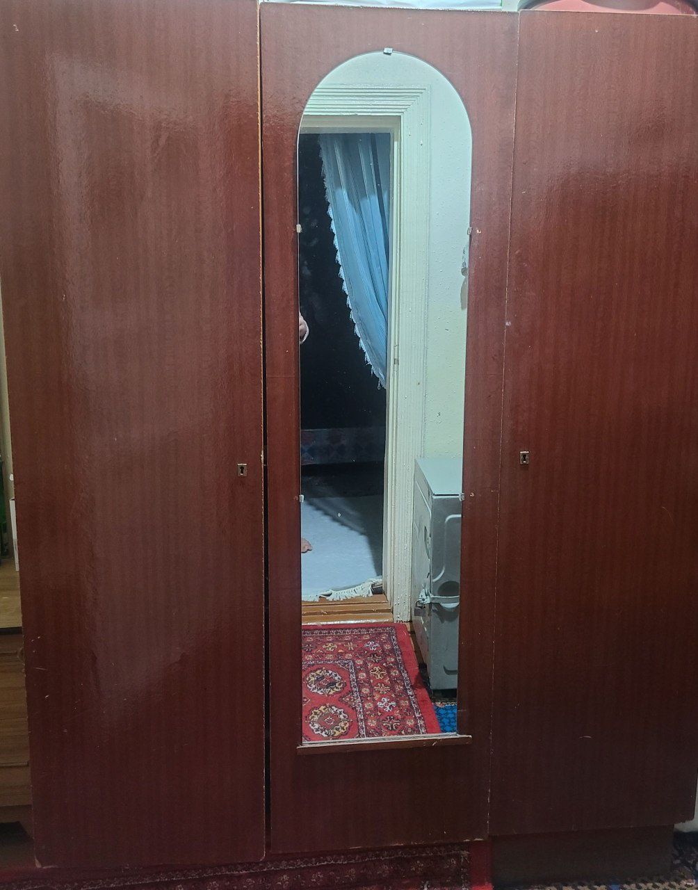 Kir yuvish mashinasi, 2 kishilik yotoq mebeli va shfaner sotiladi.