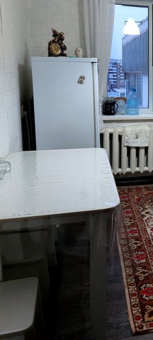 Продам стол с 4 табуретки, в отличном состоянии, стол не маленький