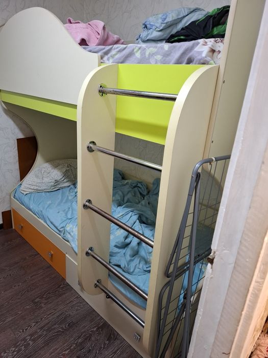 Продам двух ярусную  Кровать