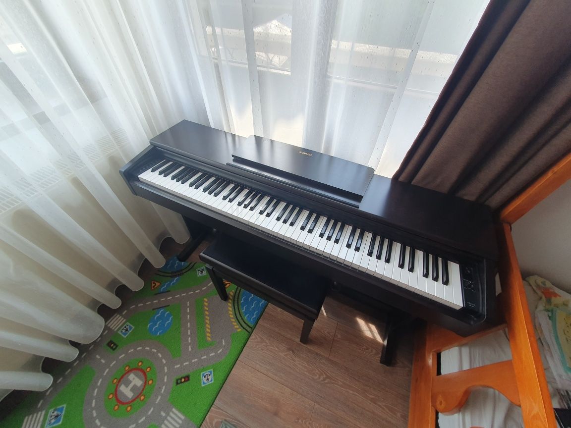 Vând pianina yamaha arius URGENT!