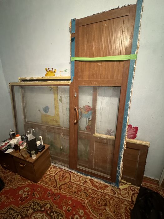 Продам 2 штук алюминивый перегородку зал балкон