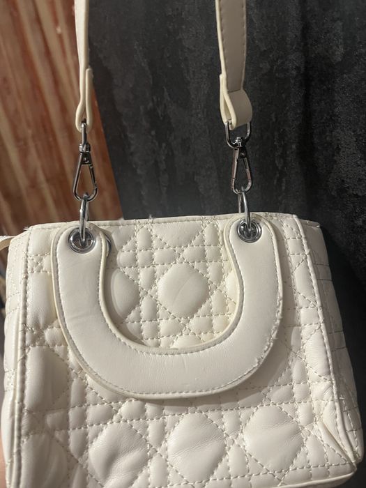 Капитонирана дамска бяла чанта