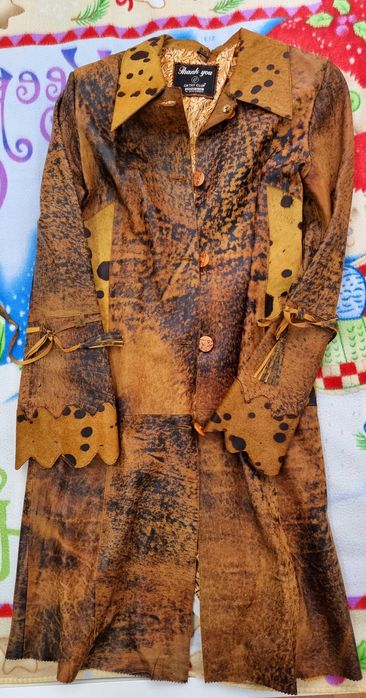 Vand haina lunga de piele