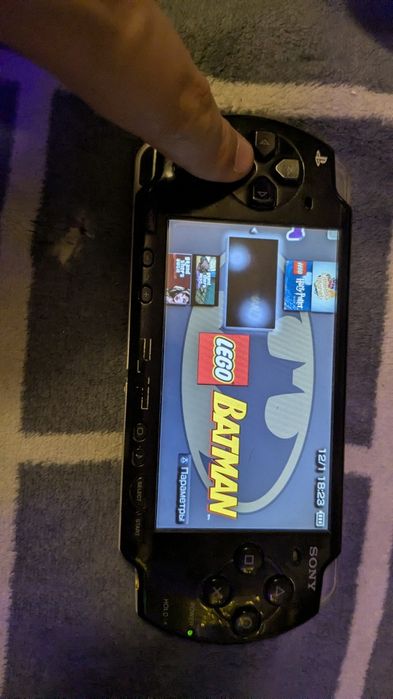 Psp 2000 состояние отличное батарея держит 4-5 часов