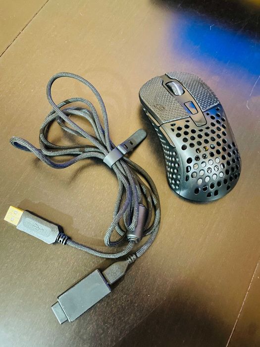 Mouse gaming Xtrfy M4 Wireless – modificat cu Lizard Skins DSP